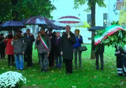 La deposizione dell'alloro al monumento alla Resistenza  